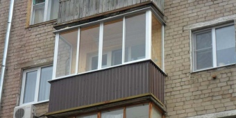 Балкон с остеклением П-образного типа холодного профиля. Отделка сайдингом и евровагонкой